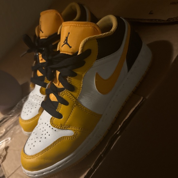 Nike Black, Yellow, and White Sneakers - Picture 1 of 3